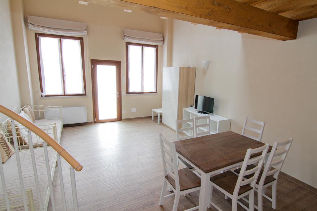 Agriturismo Cascina Della Fontana Lodi Habitación foto